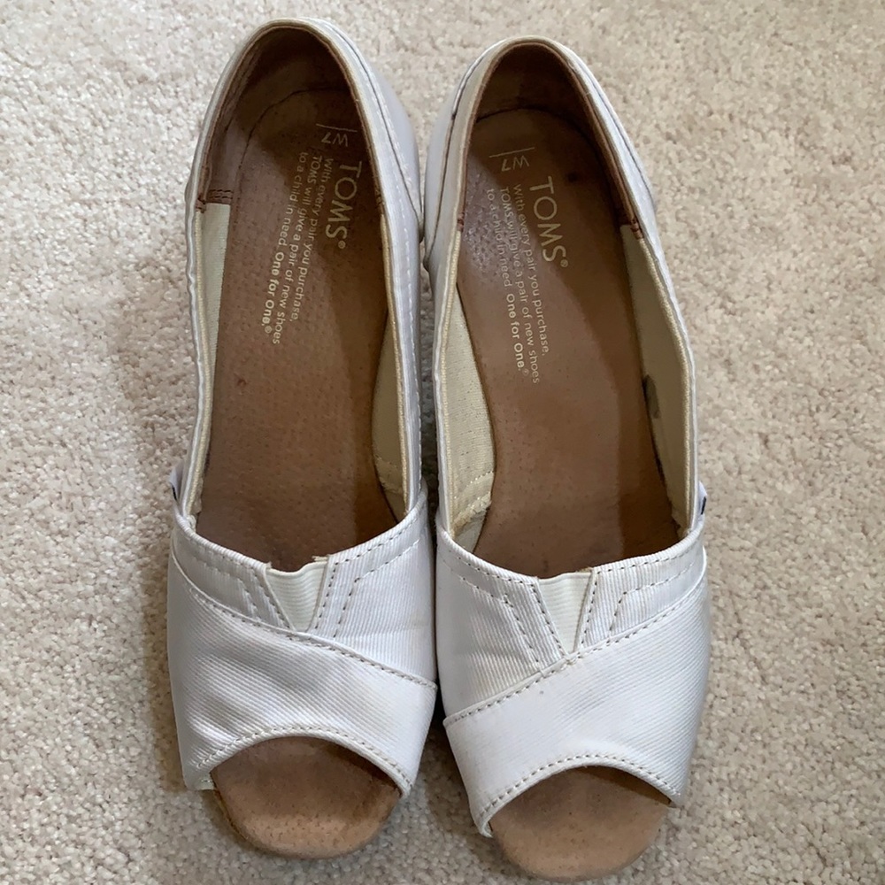 TOMS women wedges size 7 GUC due to white only !